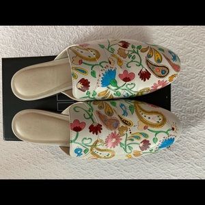 Lovely Alepel Paisley Mules, size 9, gently used.